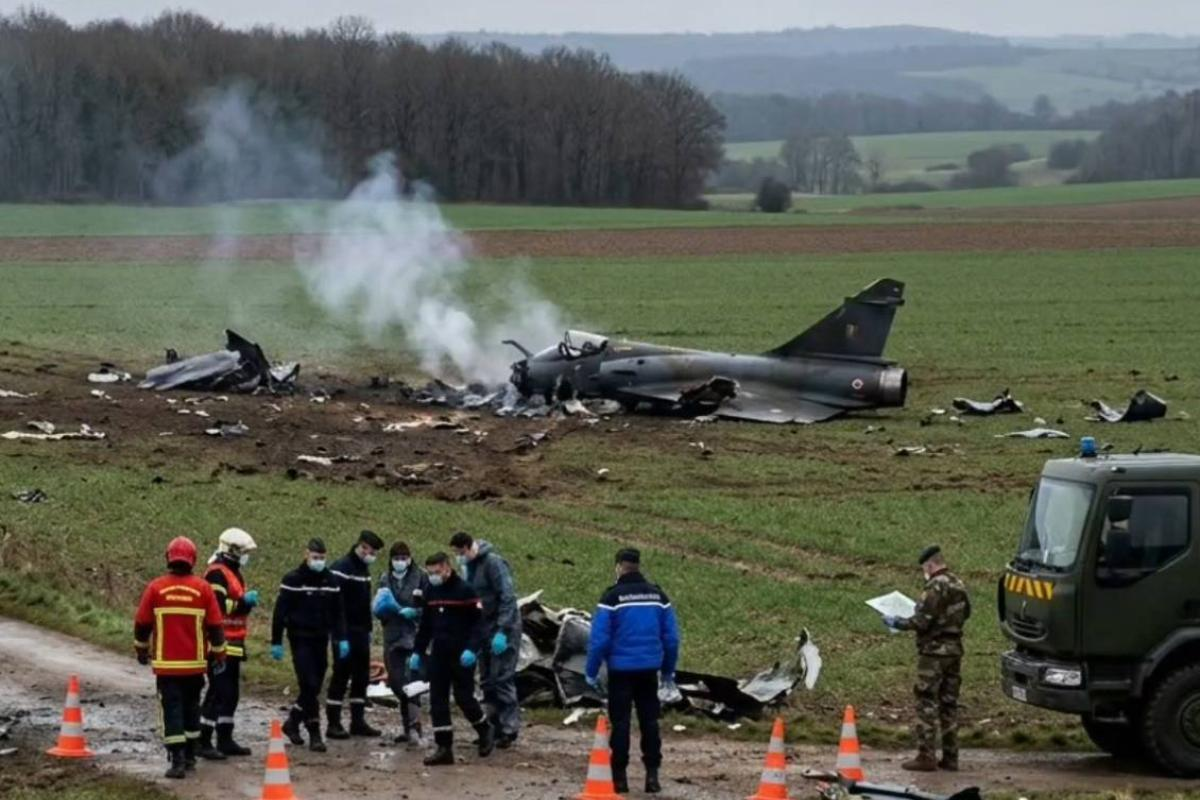 Se esrtella avión de combate en Francia; dos pilotos muert*s