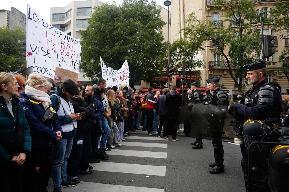 Pese a prohibición, miles de personas se manifiestan en París; protestas se extienden a Viena