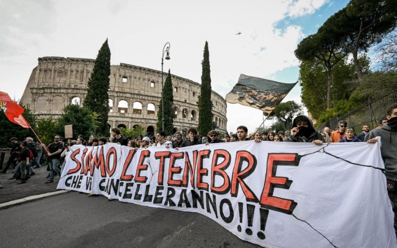 Miles de estudiantes y trabajadores protestan en Italia bajo un fuerte despliegue de seguridad