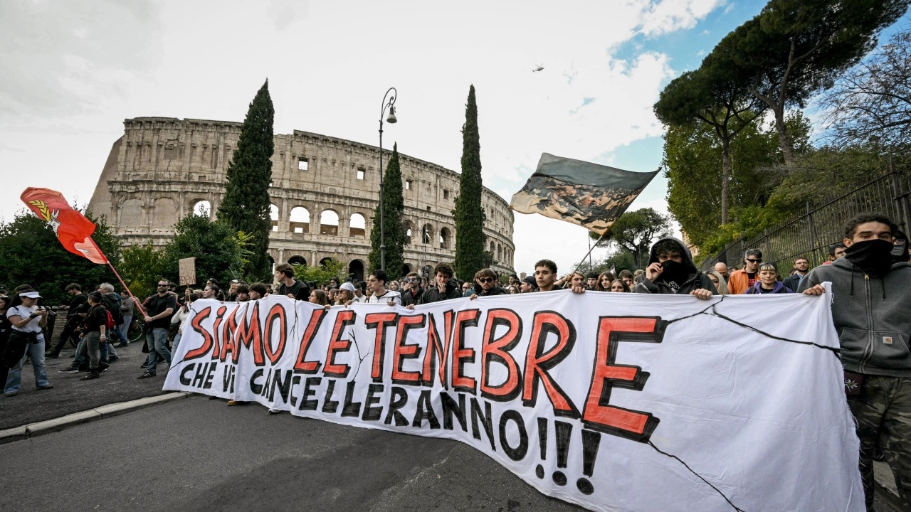 Miles de estudiantes y trabajadores protestan en Italia bajo un fuerte despliegue de seguridad
